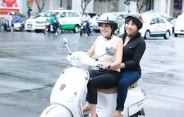 Phương Thanh chở Lệ Thu đi chợ Bến Thành bằng xe máy
